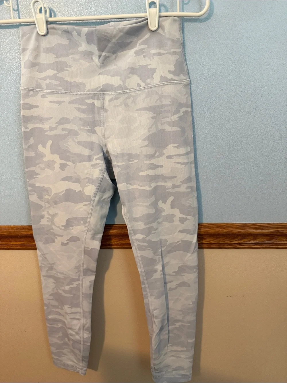 Lululemon Women’s Light Gray & White Camo Leggings Like New Condition Size 8